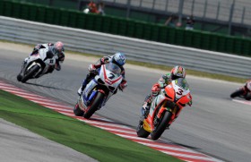 Biaggi vor Checa und Corser im ersten Lauf