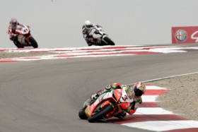 Aprilias Biaggi holt den ersten Sieg