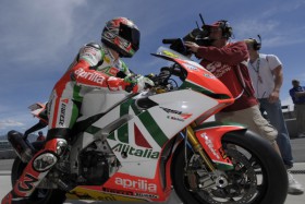 Biaggi mit Streckenrekord an die Spitze