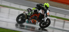 Daley fastest in tricky conditions