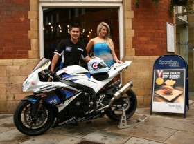 Leon Haslam zu Besuch im Sports Bar Grill London