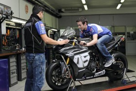 Eugene Laverty besucht Yamaha-Werkstatt