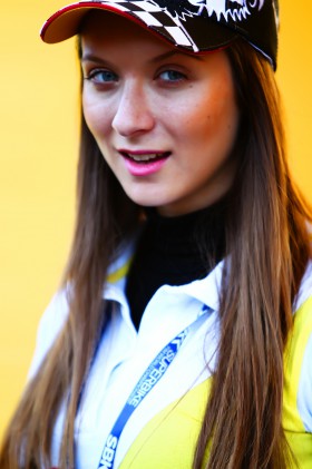 039_P14_girl_paddock