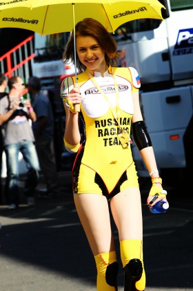 042_P14_girl_paddock