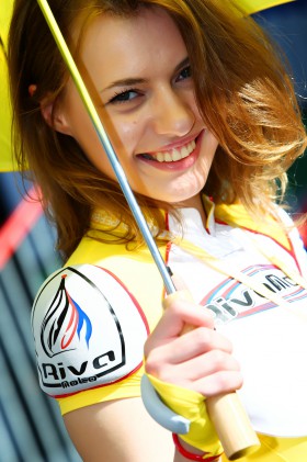 044_P14_girl_paddock