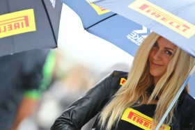 093_R14_Pirelli_girl_grid