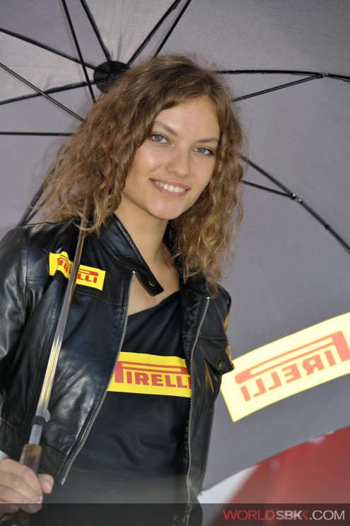 487_R11_Pirelli_girl_grid